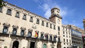 La plaza del Ayuntamiento de Alicante reunirá actividades en torno a la salud mental este martes.