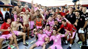 El equipo celebra en el vestuario la victoria ante el Huesca que rompe la racha de 40 días sin ganar.