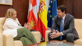 La alcaldesa de Burgos, Cristina Ayala, con el presidente de la Junta, Alfonso Fernández Mañueco, en una reunión