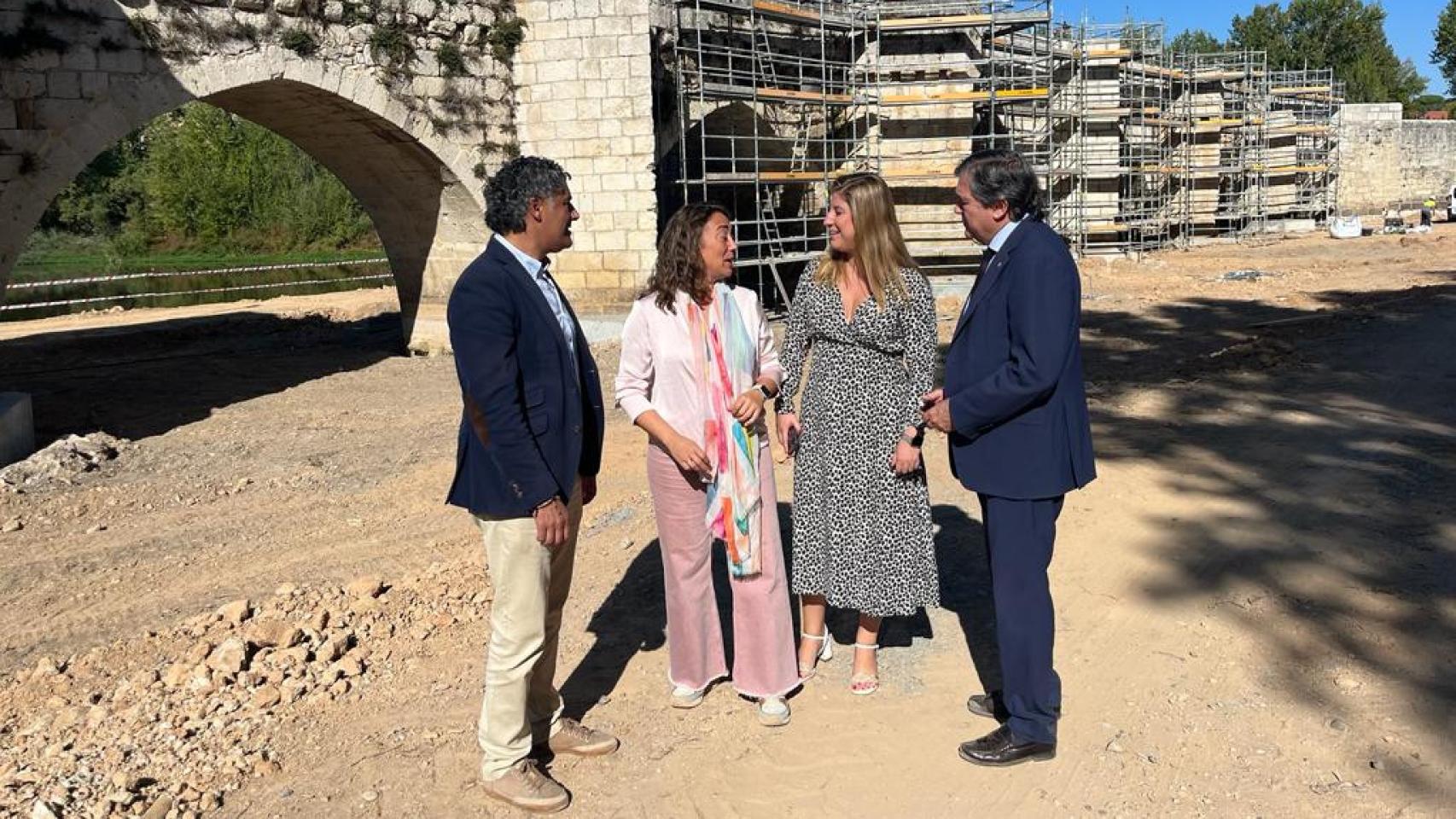 La consejera de Movilidad y Transformación Digital, María González Corral, en su visita a las obras de rehabilitación que la Junta está ejecutando en el puente de Simancas, Valladolid