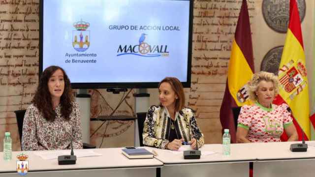 La concejal de Comercio de Benavente, Sara Casquero; la presidenta de la Agrupación 'Macovall' y diputada provincial, Atilana Martínez; y la gerente de 'Macovall', Noelia Vega