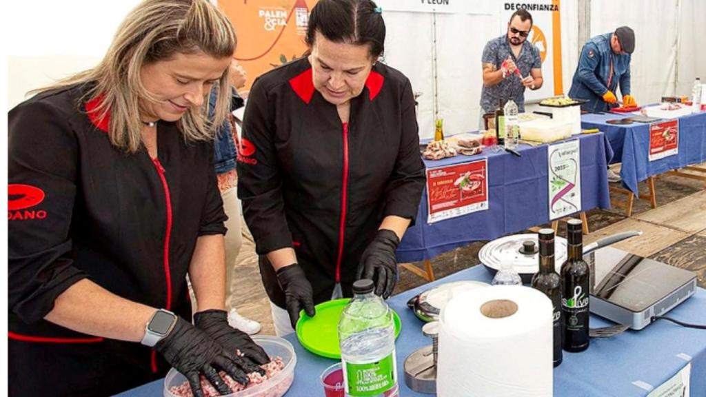 Las representantes de carniceria Sedano, el establecimiento ganador.