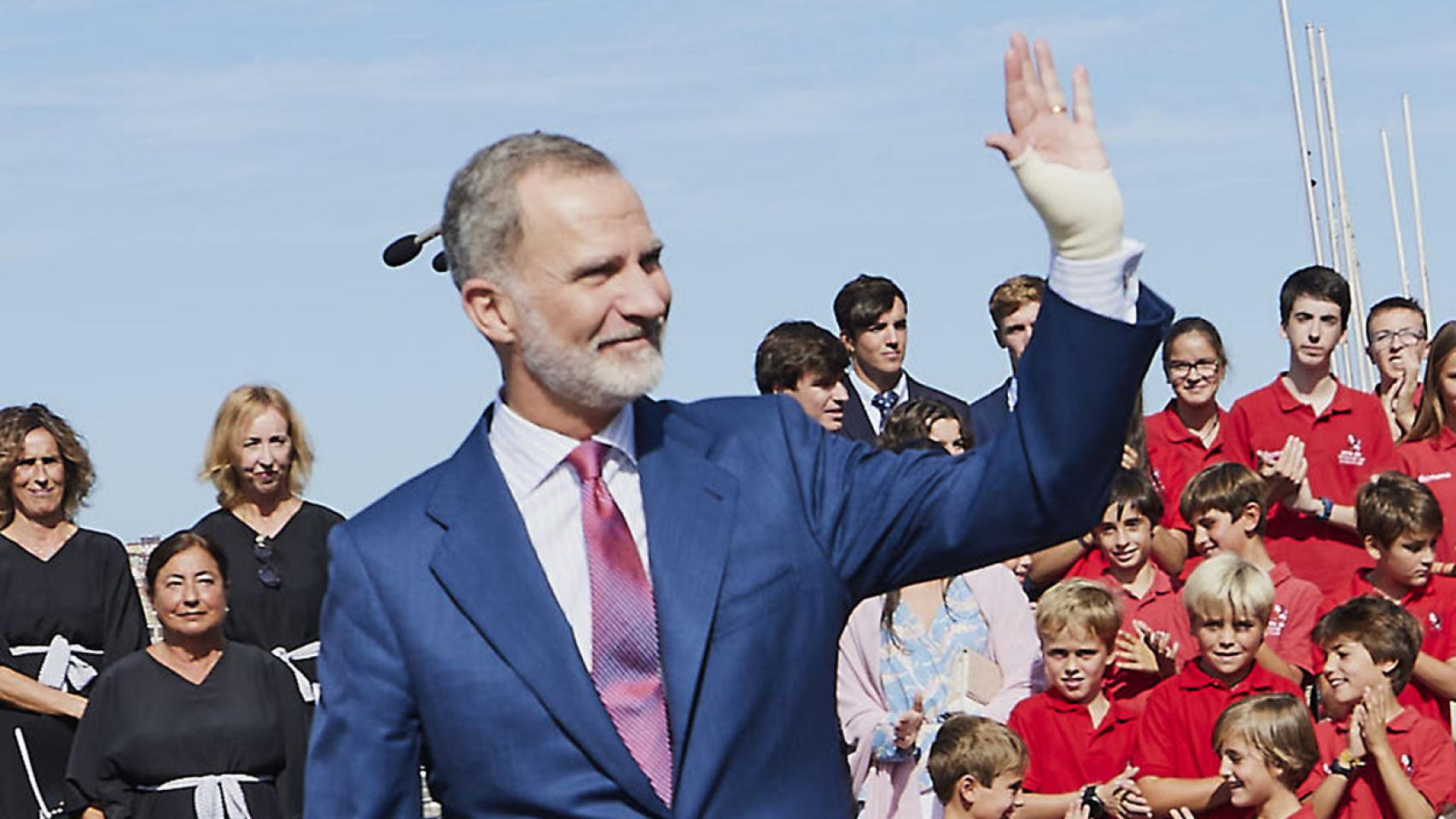 Felipe VI, con la mano izquierda vendada.