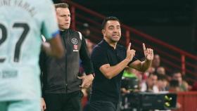 Xavi Hernández, entrenador del FC Barcelona, dando instrucciones desde la banda durante el partido frente al Granada.