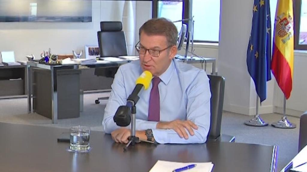 El presidente del PP, Alberto Núñez Feijóo, esta mañana ante los micrófonos de Catalunya Ràdio.