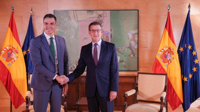 El candidato a la investidura Pedro Sánchez y el líder del PP, Alberto Núñez Feijóo, este lunes durante su reunión en el Congreso de los Diputados.