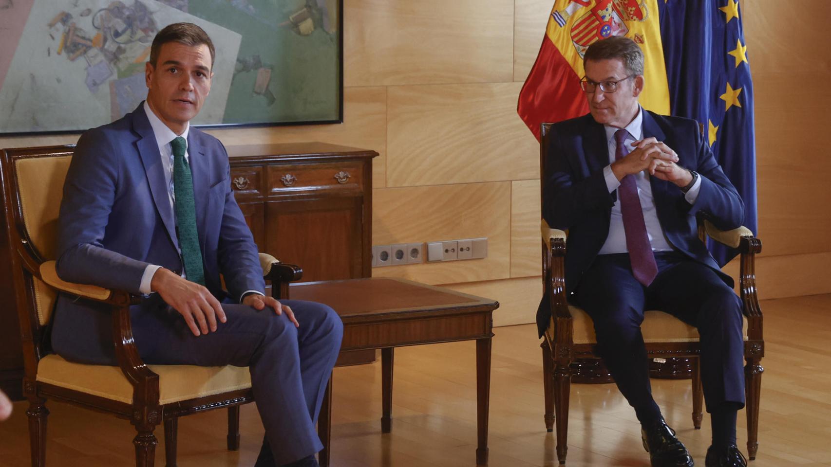 Pedro Sánchez y Alberto Núñez Feijóo este lunes en la reunión que ambos han mantenido en el Congreso de los Diputados.