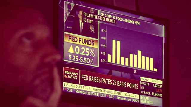 Una pantalla de la Bolsa de Nueva York muestra la noticia de que la Fed ha subido los tipos 25 puntos básicos.