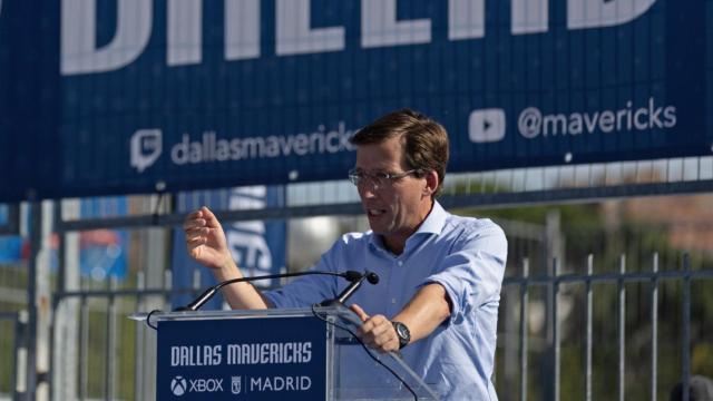 El alcalde de Madrid, José Luis Martínez-Almeida, durante la presentación de unas pistas de baloncesto rehabilitadas por los Dallas Mavericks en Madrid.