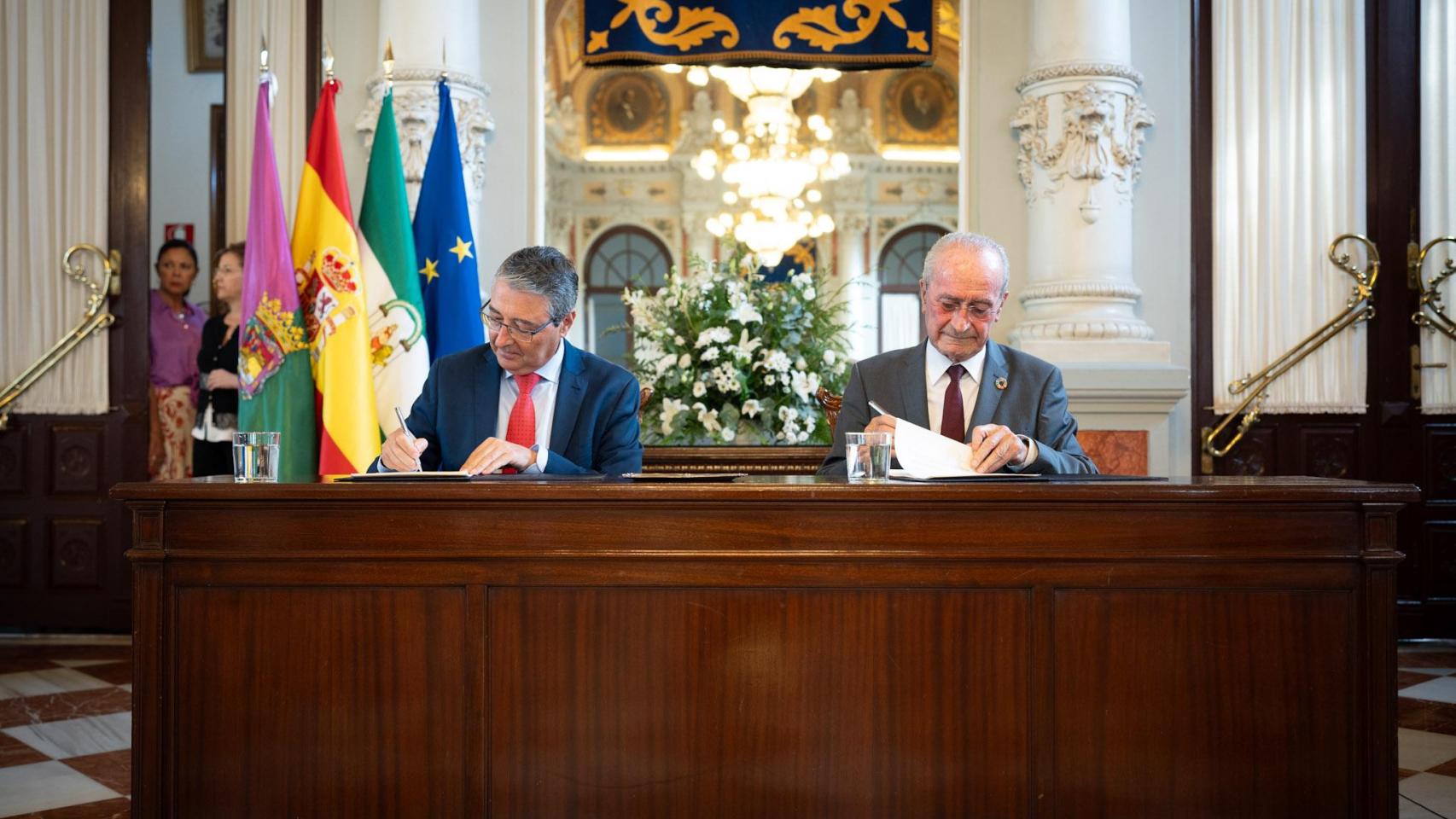 Francisco de la Torre y Francisco Salado firman el protocolo entre Málaga y el Rincón de la Victoria.