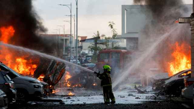 Un bombero extingue el fuego después del lanzamiento de cohetes desde Gaza a la ciudad de Ashkelon, Israel.