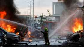 Un bombero extingue el fuego después del lanzamiento de cohetes desde Gaza a la ciudad de Ashkelon, Israel.