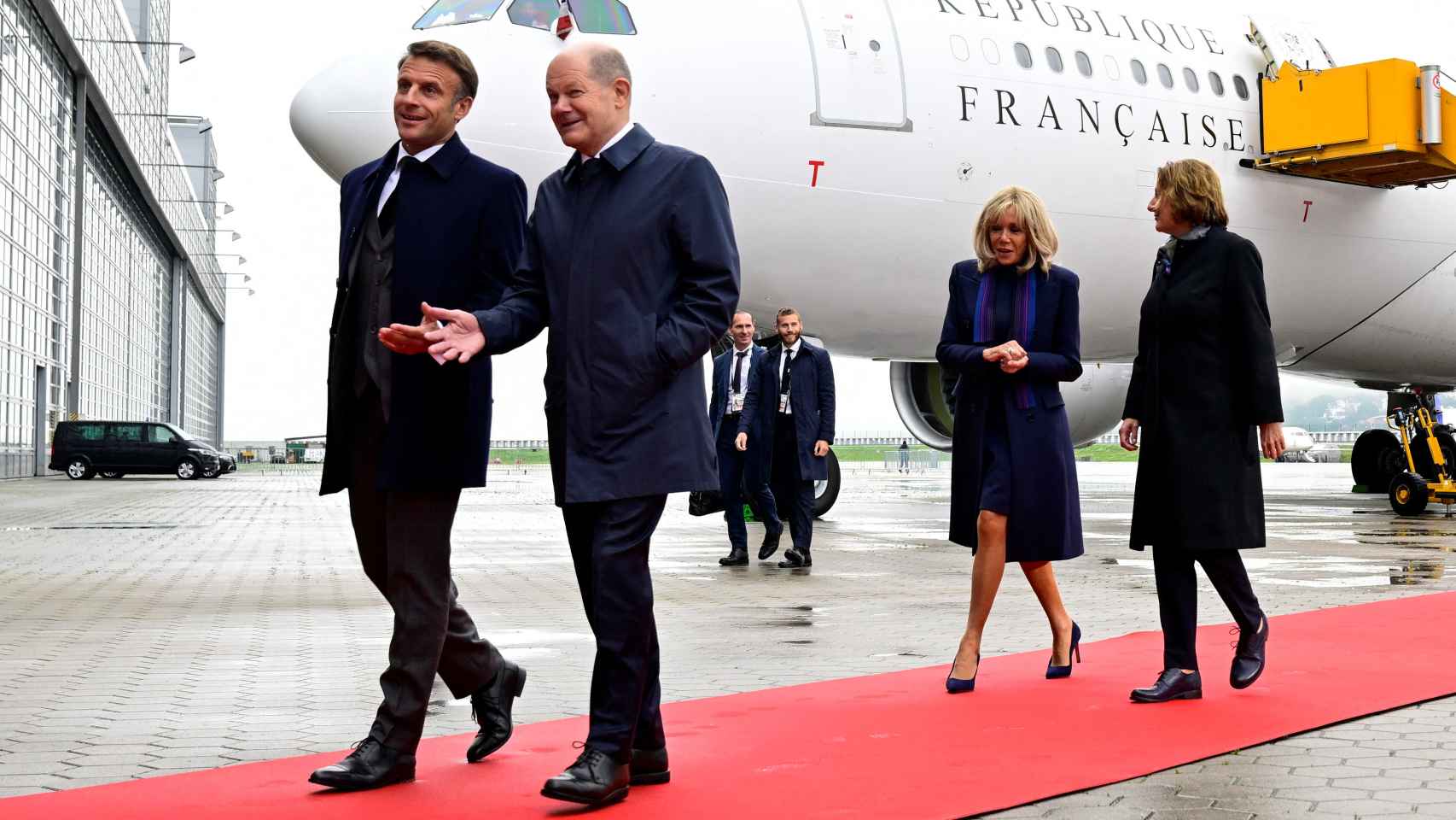 El canciller alemán, Olaf Scholz, se reúne con el presidente francés, Emmanuel Macron, este lunes en Hamburgo.