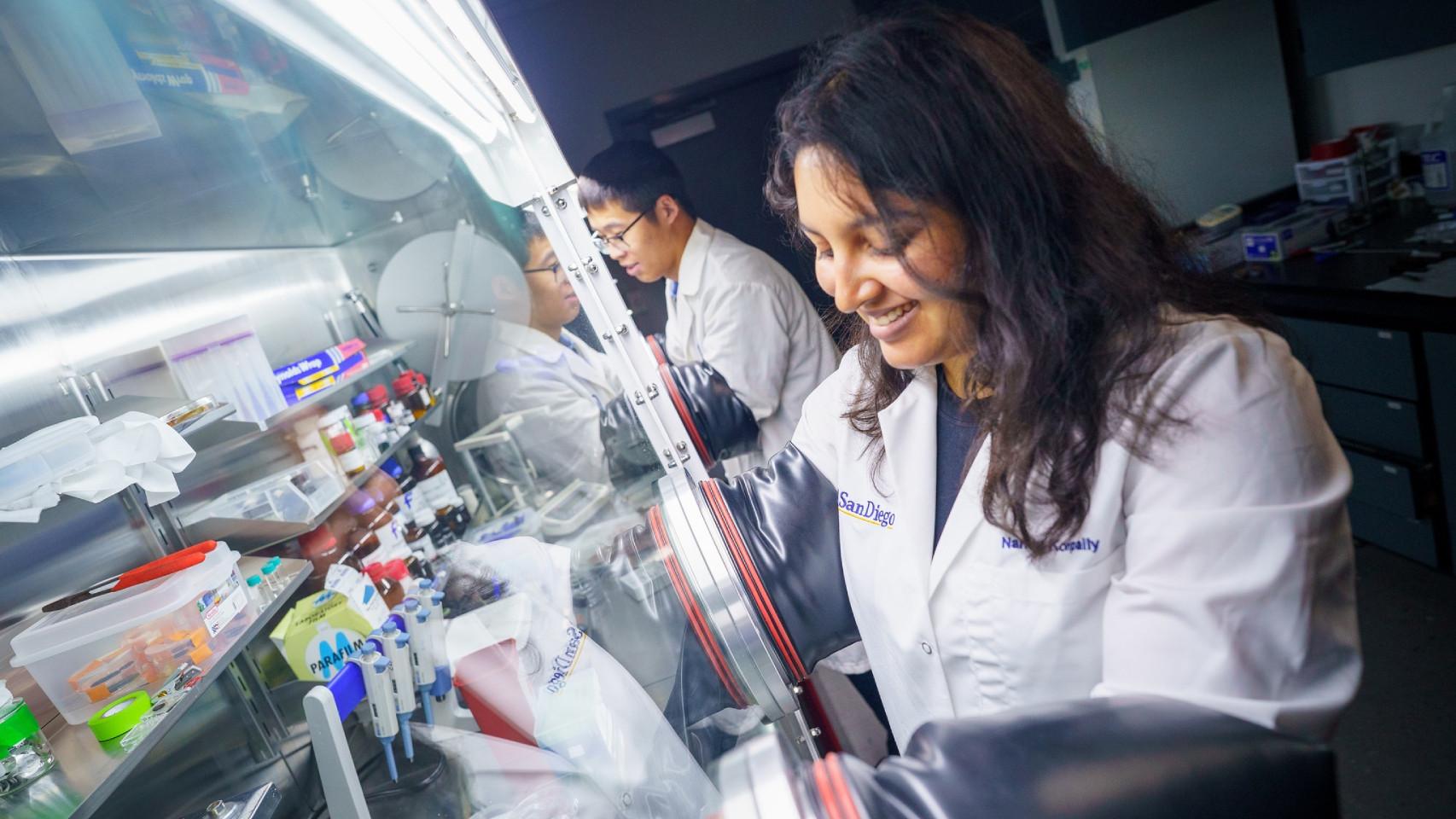 Dos de los investigadores trabajando en el laboratorio de materiales de la Universidad de California