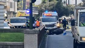 Un motorista herido leve en Juana de Vega en A Coruña tras chocar contra un coche