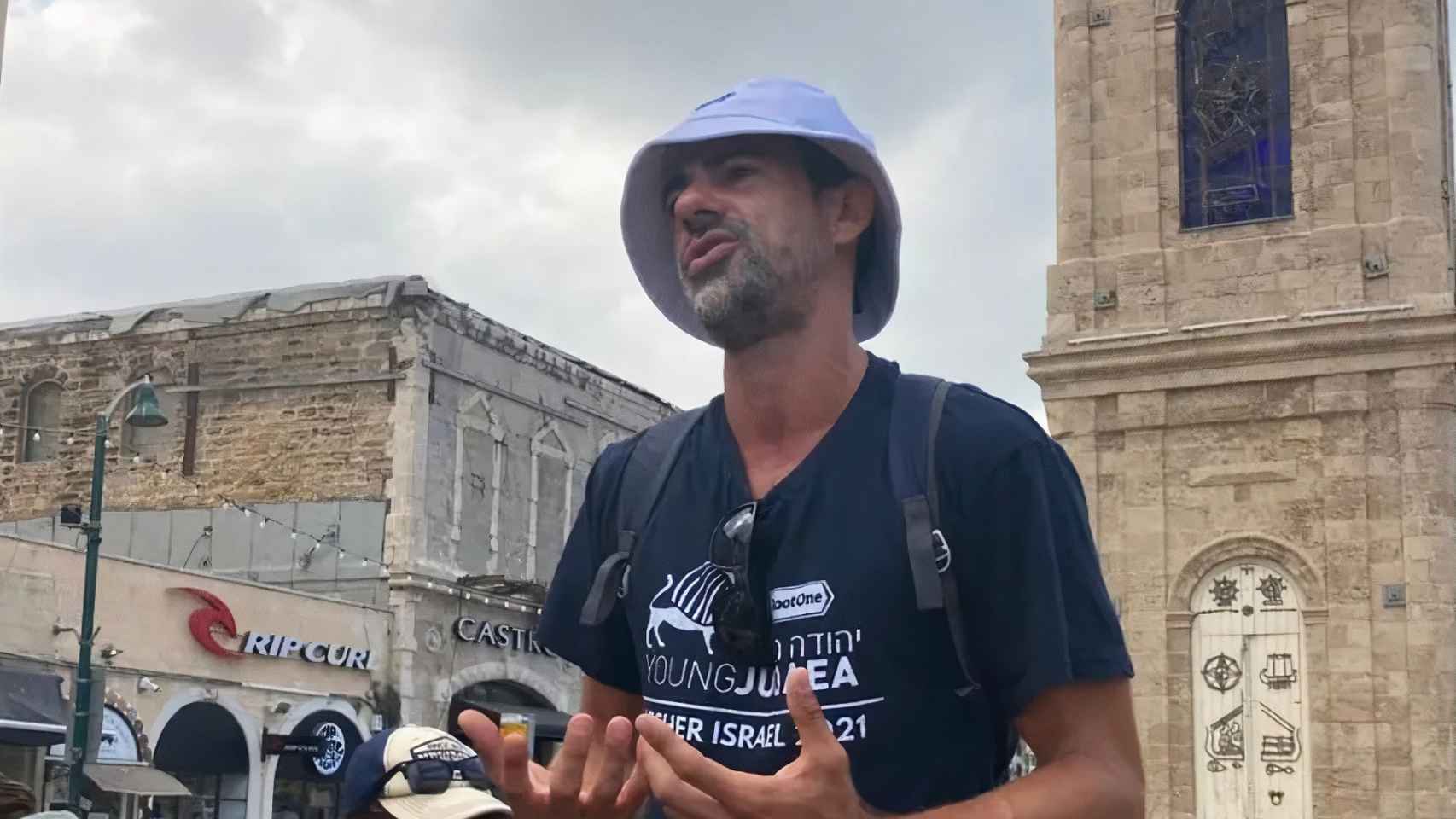 Aarón García durante una visita turística.