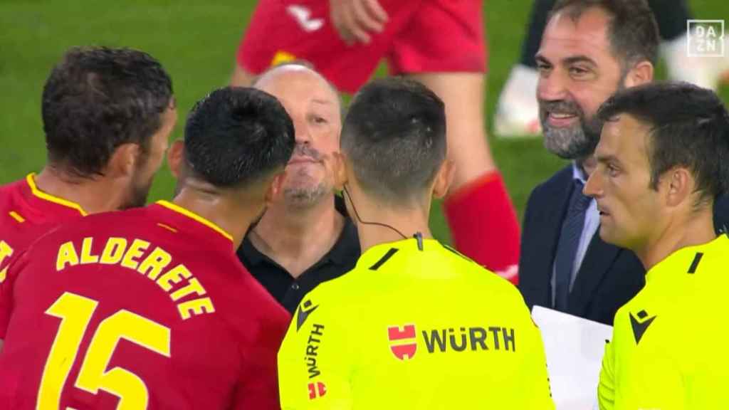 Rafa Benítez al final del partido dirigiéndose a los árbitros y a los jugadores del Getafe.