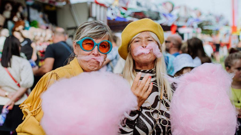 Imagen de mujeres adultas divirtiéndose en la feria.