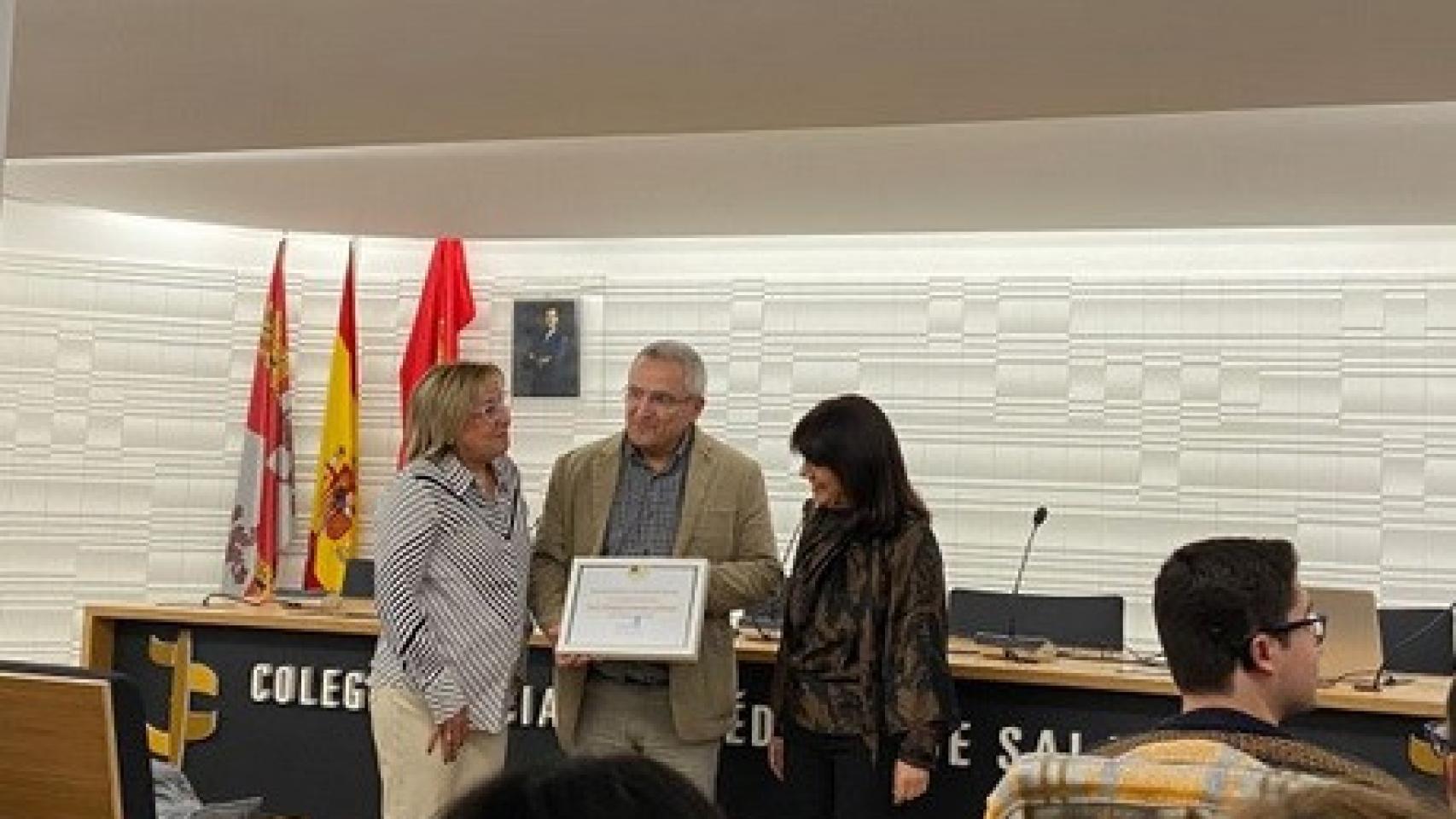 El doctor José Manuel Gorospe Arocena recibe una distinción de ASPAS Salamanca