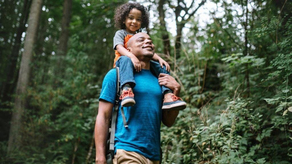 Padre e hija paseando por un bosque