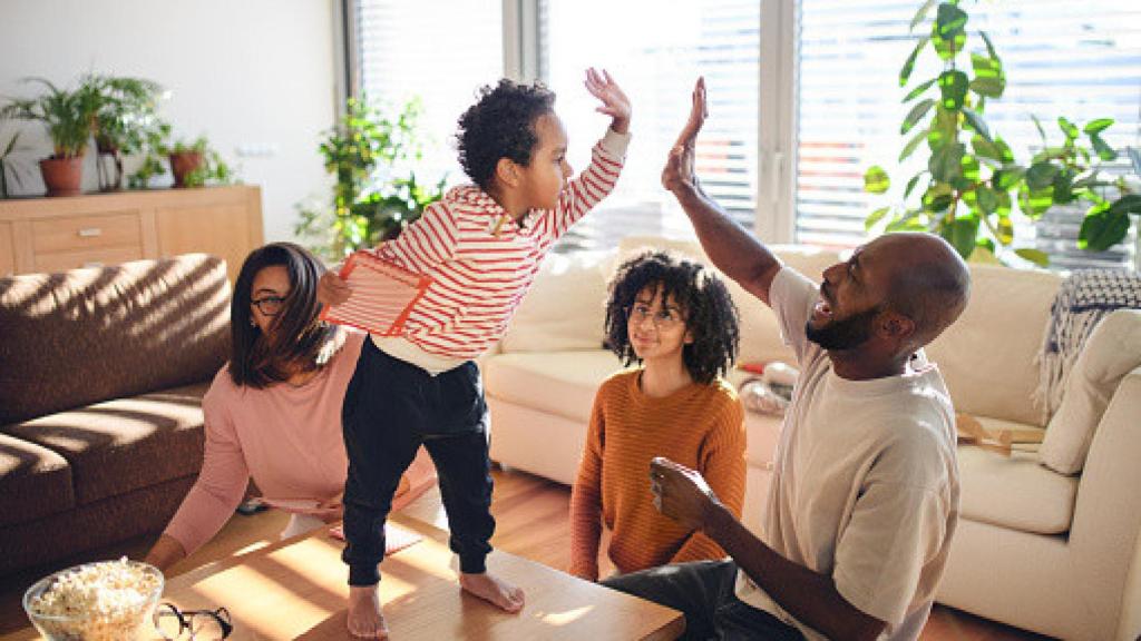 Una familia jugando en casa