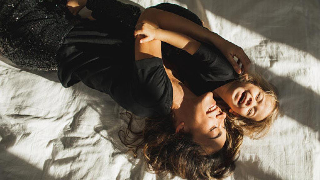 Madre e hija riendo y disfrutando del momento