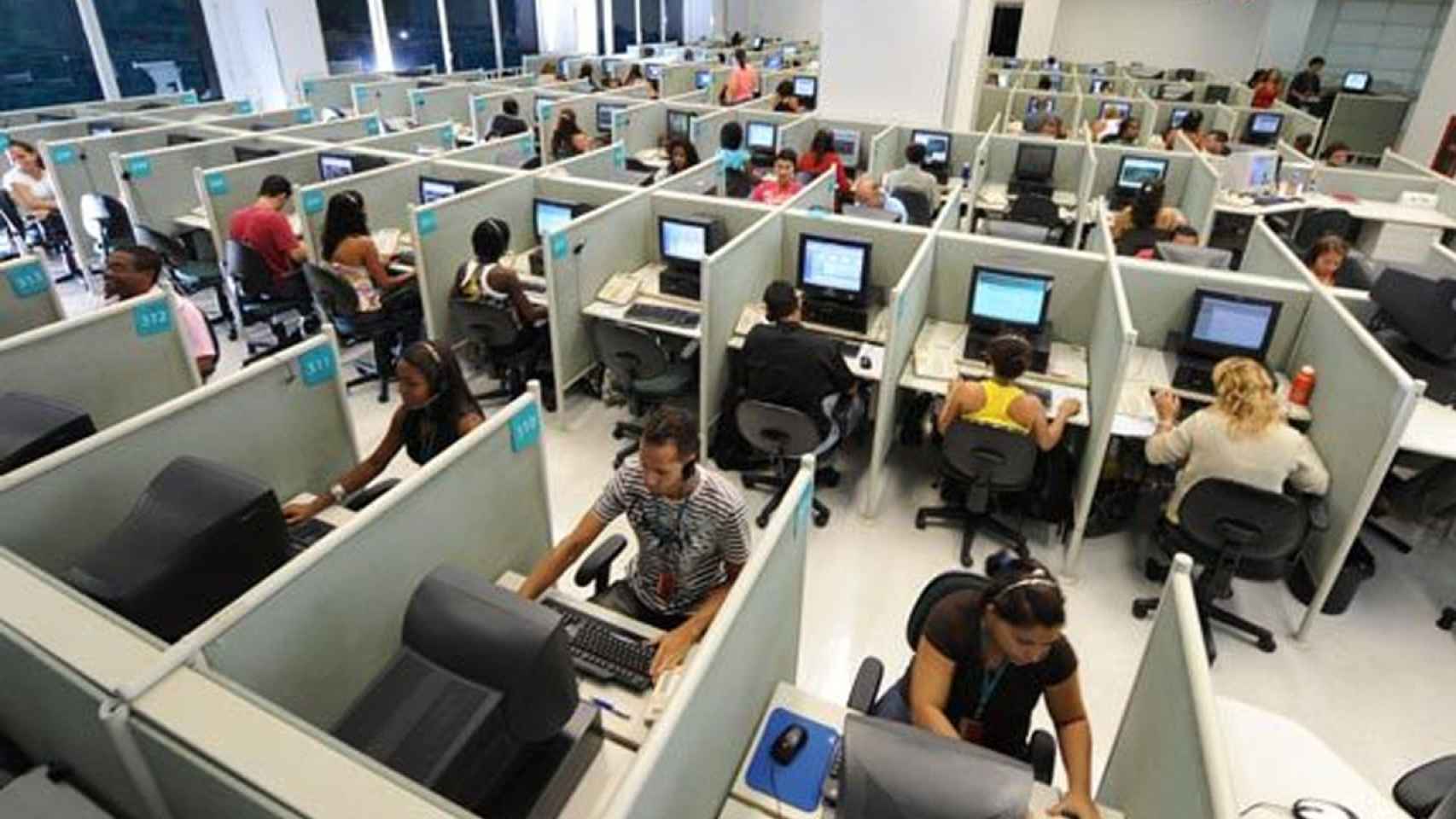 Trabajadores en una empresa de call center.