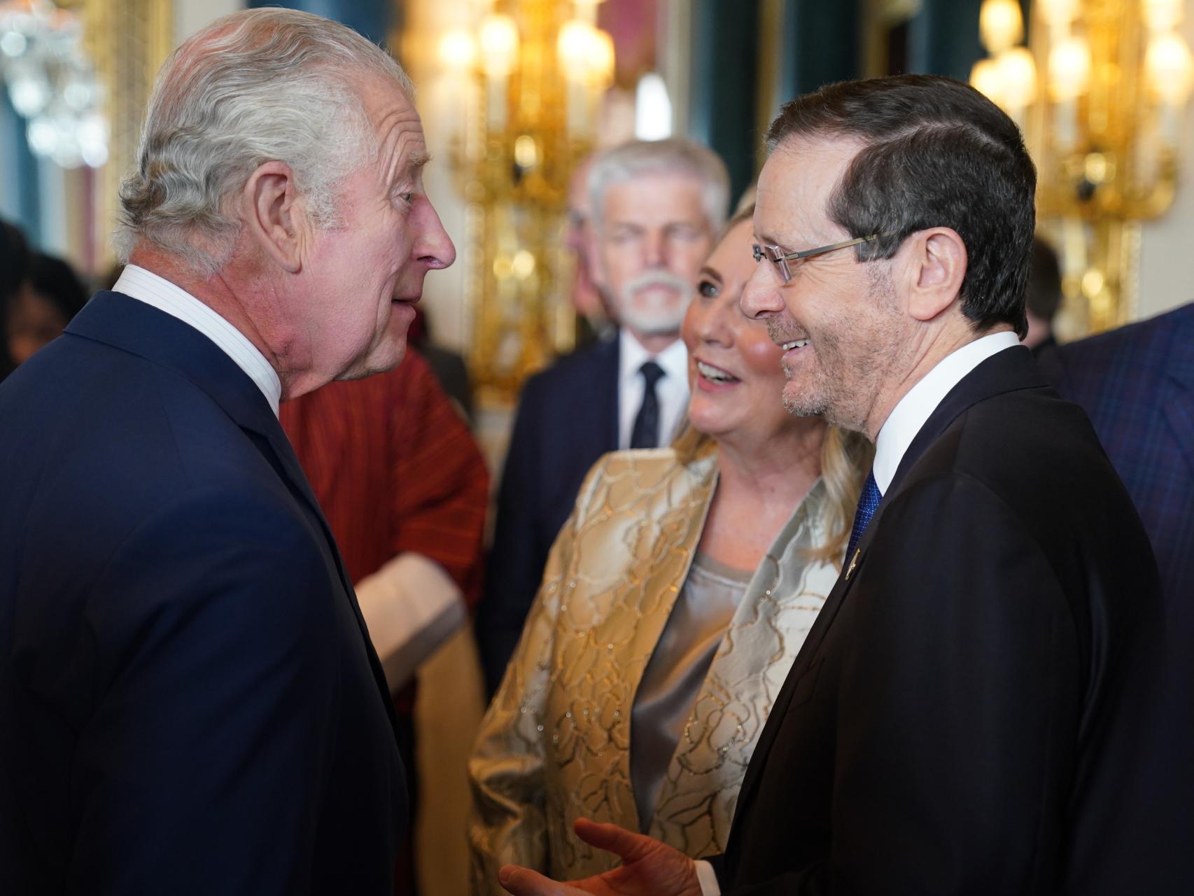 El rey Carlos III junto al presidente de Israel y su primera dama, Michal Herzog.