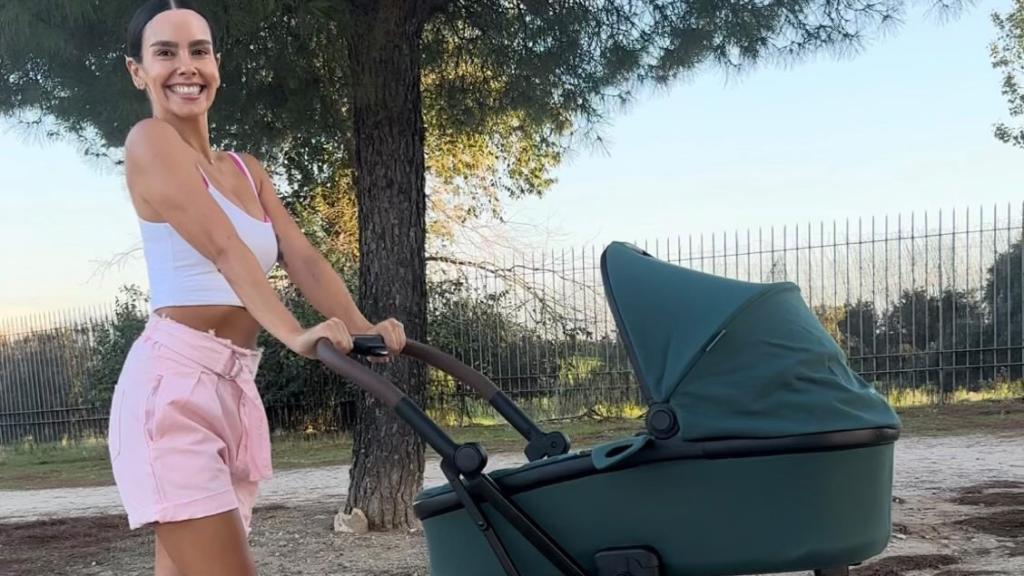 Cristina Pedroche con su hija en el carrito de bebé dando un paseo.