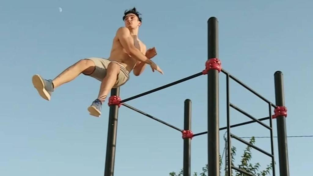 José Enrique Guirao, practicando un ejercicio de calistenia.