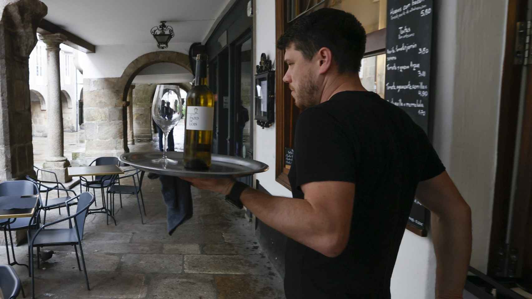 Un camarero en un bar de Santiago de Compostela