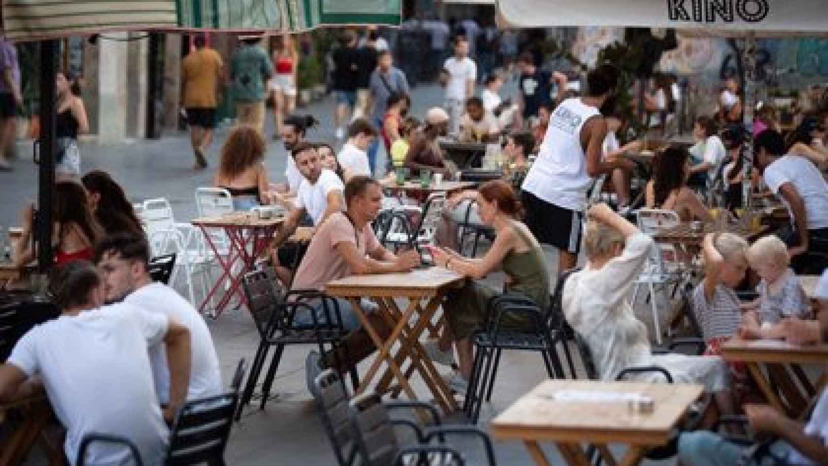 Terrazas llenas en una zona de bares de Barcelona