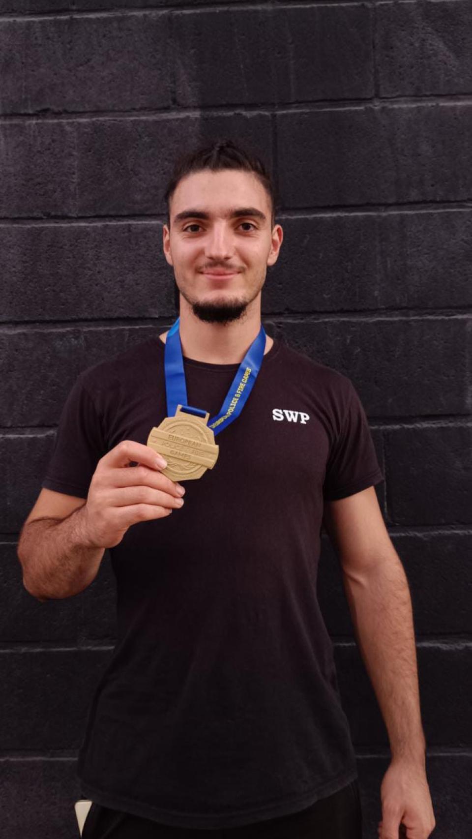 José Enrique Guirao, mostrando la medalla de la victoria en los Juegos Europeos de Policías y Bomberos.