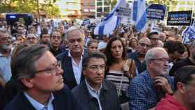Alfonso Serrano y Esteban González Pons (PP), entre los asistentes a la manifestación celebrada este martes ante la Embajada de Israel en Madrid.