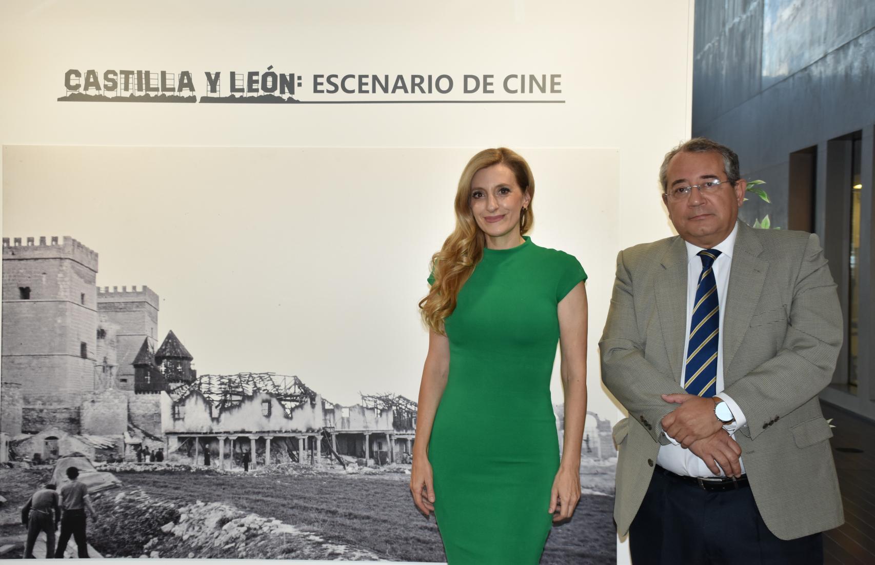 La viceconsejera de Acción Cultural, Mar Sancho, y el director de la Fundación Siglo, Luis Barbado, en la exposición 'Castilla y León, escenario de cine'