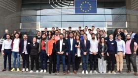 El dirigente socialista, Luis Tudanca, la secretaria de organización del PSCyL, Ana Sánchez, y otros militantes del partido, este martes en Bruselas.