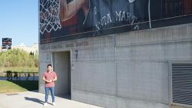 El concejal de Deportes de Santa Marta, Jorge Valiente, ante el Pabellón de Deportes de Santa Marta