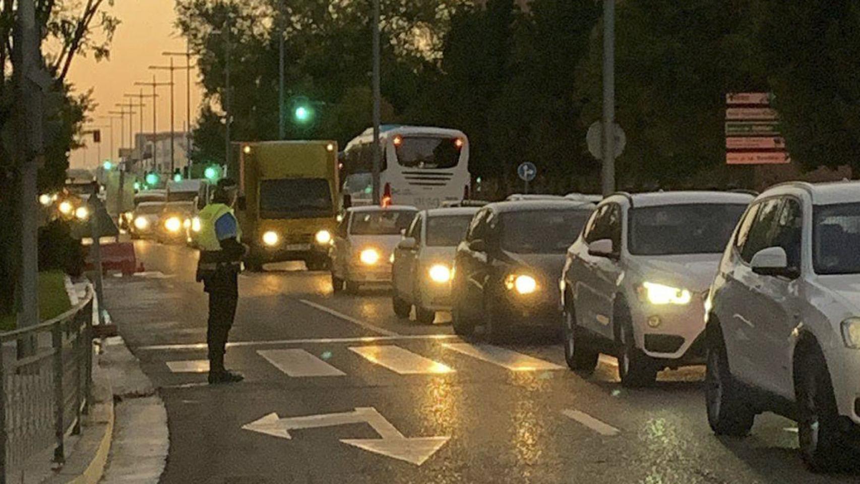 La Policía Municipal regula el tráfico tras el reventón de una tubería