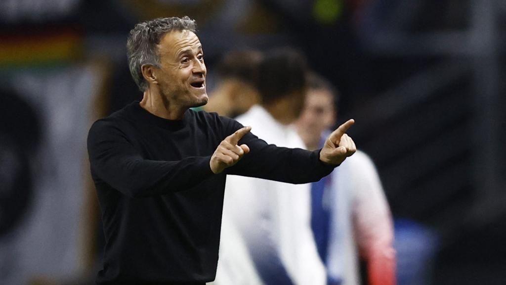 Luis Enrique da instrucciones a sus futbolistas durante un partido del PSG.