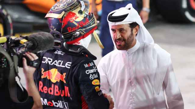 Mohammed Bin Sulayem, presidente de la FIA, saluda a Max Verstappen en el GP de Qatar.