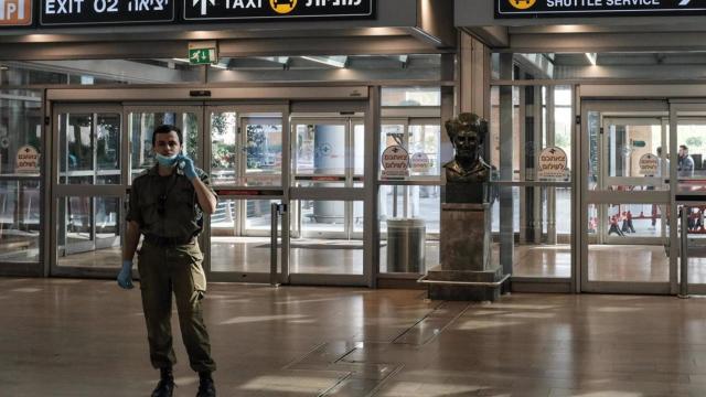 Un militar en el aeropuerto de Tel Aviv en una imagen de archivo.