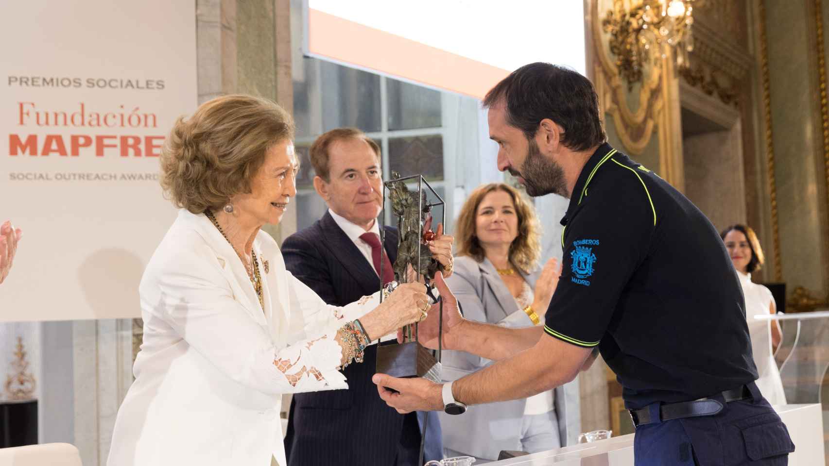 La reina Doña Sofía entrega a Sergio Tubío, fundador de la Unidad de Intervención en Tentativa Suicida (ITS) del Cuerpo de Bomberos de Madrid, el Premio al Mejor Proyecto por su Impacto Social.