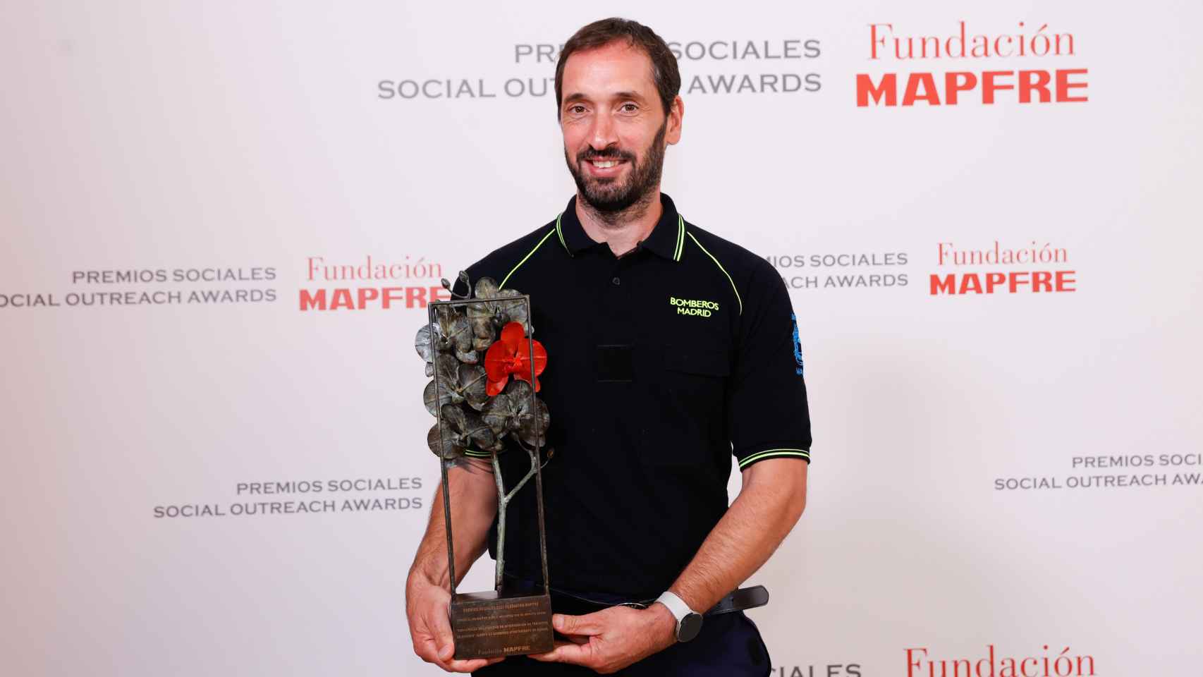 Sergio Tubío, fundador de la Unidad de Intervención en Tentativa Suicida (ITS) del Cuerpo de Bomberos de Madrid, posando con el Premio al Mejor Proyecto por su Impacto Social