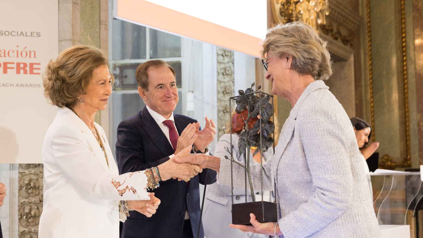 La reina Doña Sofía entrega a Rebecca Tavares, presidenta y CEO de Brazil Foundation el Premio la Mejor Entidad por su Trayectoria Social.