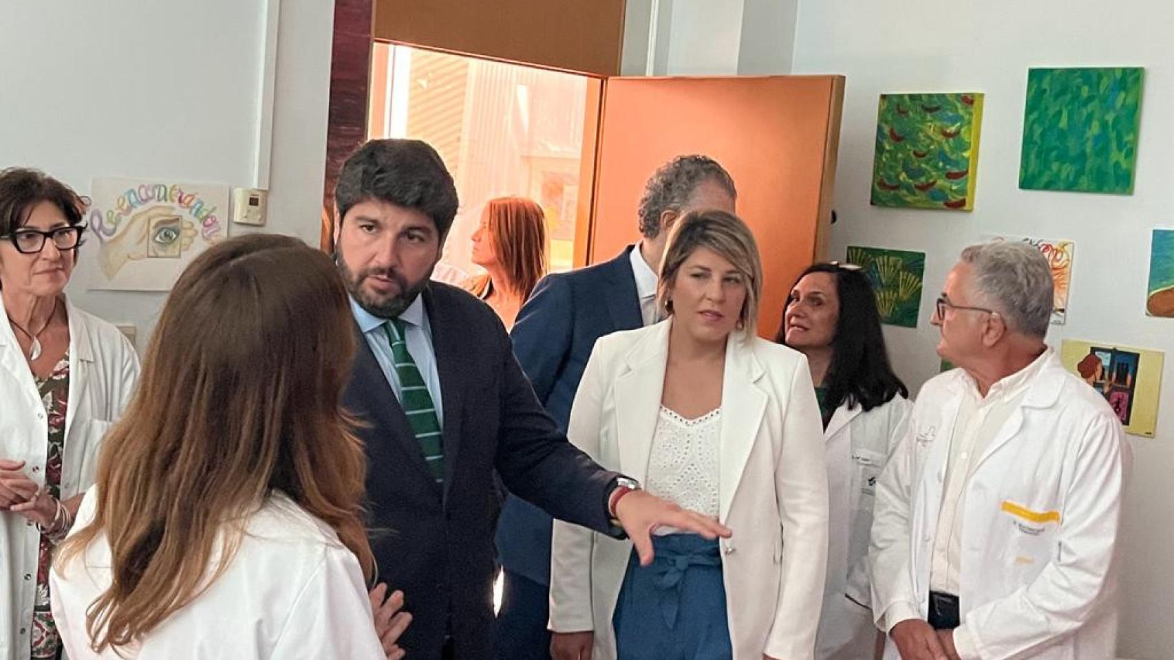 López Miras, este martes, visitando la Unidad de Rehabilitación del Centro de Salud Mental de Cartagena, con motivo del Día Mundial de la Salud Mental.