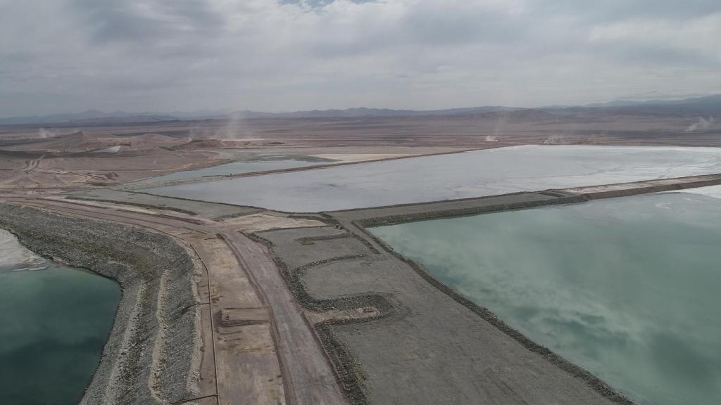 Peraltamiento de diques y bermas del tranque de Spence
