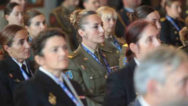 Mujeres militares asisten al acto celebrado en la Galería de las Colecciones Reales.