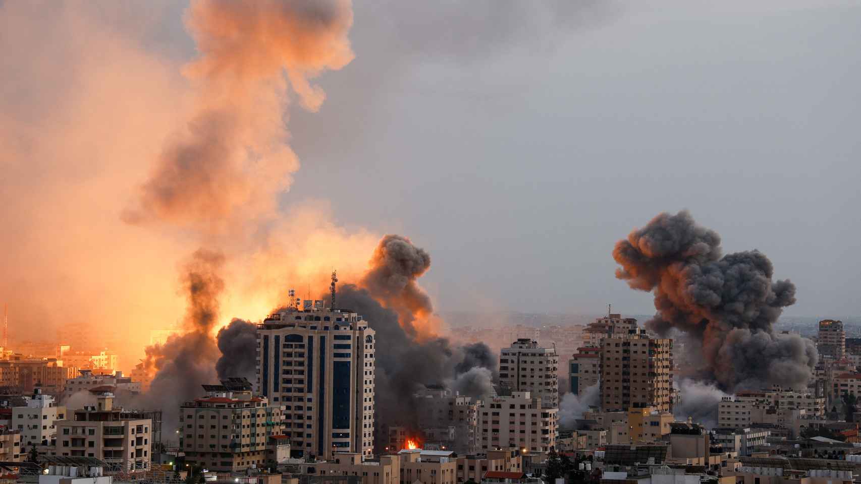 El humo y las llamas aumentan tras los ataques israelíes en Gaza.