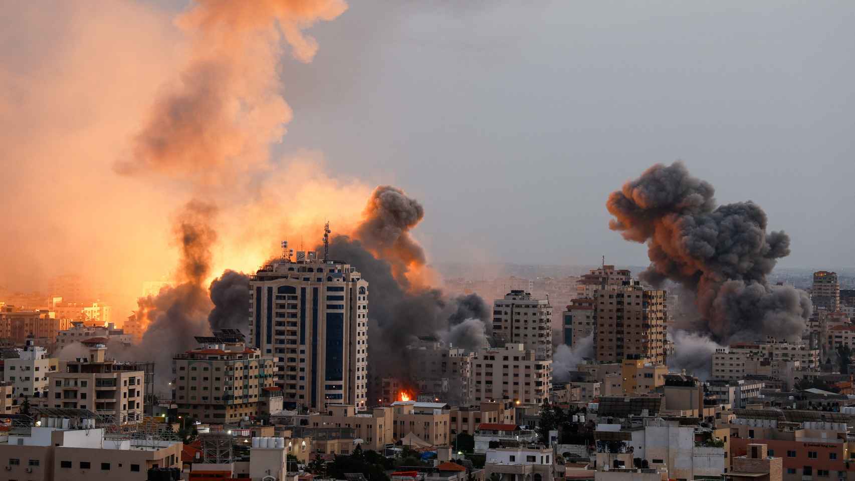 El humo y las llamas aumentan tras los ataques israelíes en Gaza.