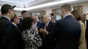 El jefe de la diplomacia europea, Josep Borrell, conversa con los ministros presentes en Omán durante la reunión de este martes
